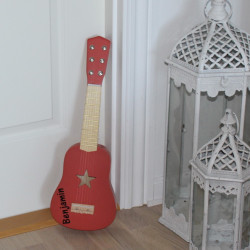 Rød guitar med navn 